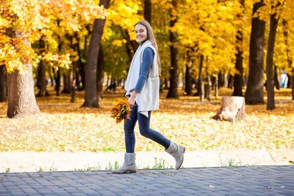 Gyönyörű Tini Lány Pózol Őszi Parkban — Stock Fotó