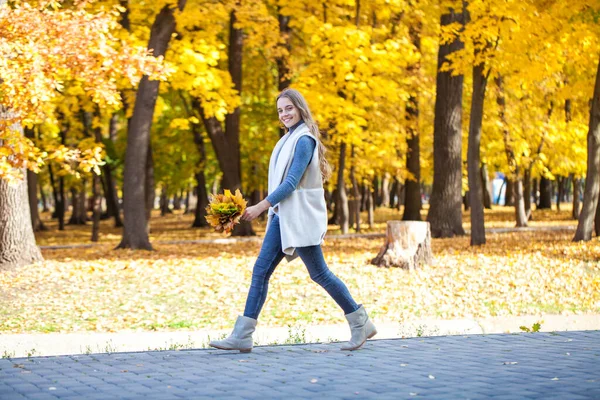 Portrait Young Beautiful Blonde Girl White Sweater Blue Jeans Autumn — Stock Photo, Image