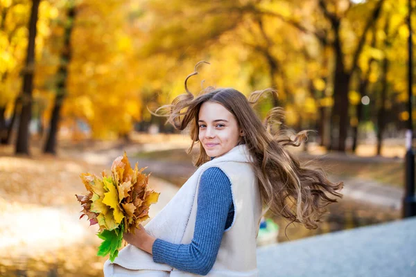 Belle Adolescente Posant Dans Parc Automne — Photo