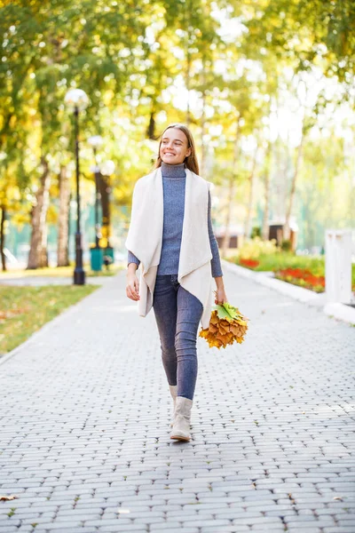 Retrato Una Joven Hermosa Chica Rubia Suéter Blanco Jeans Azules — Foto de Stock