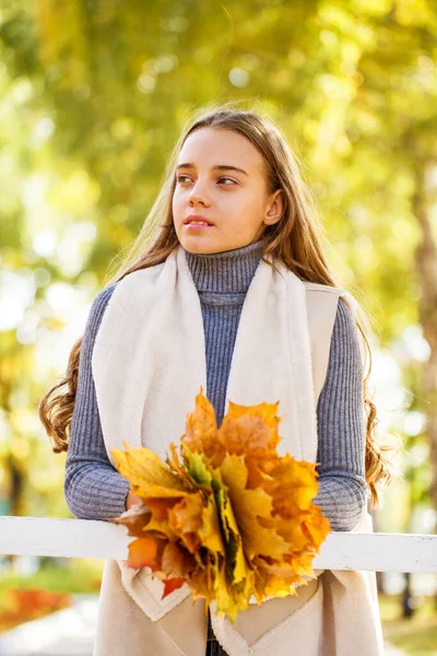 Portrait Une Jeune Fille Avec Bouquet Feuilles Automne — Photo