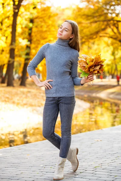 Ganztägiges Porträt Eines Jungen Schönen Mädchens Das Einem Herbstpark Posiert — Stockfoto