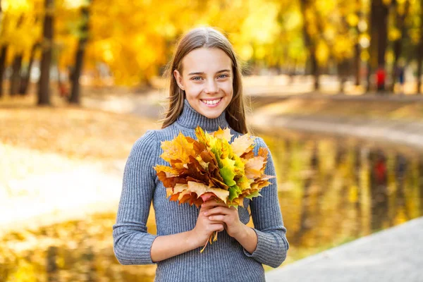 Πορτρέτο Ενός Νεαρού Κοριτσιού Ένα Μπουκέτο Φθινοπωρινά Φύλλα — Φωτογραφία Αρχείου