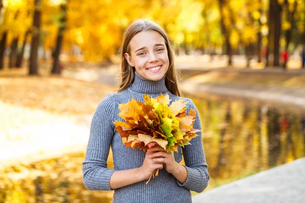 Ritratto Una Giovane Bella Ragazza Posa Parco Autunnale — Foto Stock