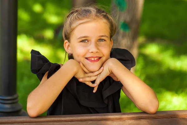 Potret Seorang Gadis Kecil Sebelum Usia Sekolah Taman Musim Panas — Stok Foto