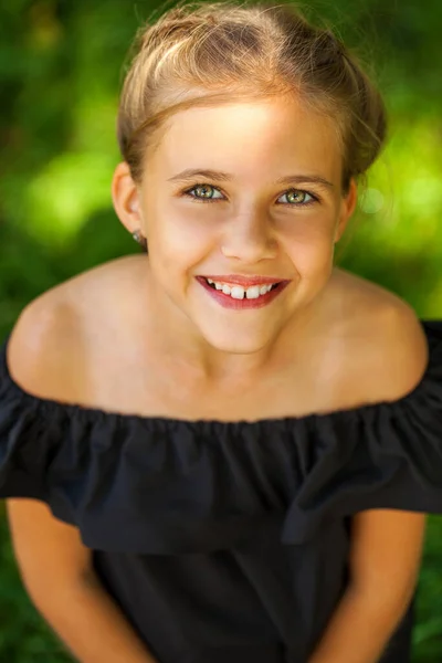 Retrato Una Niña Antes Edad Escolar Parque Verano Aire Libre —  Fotos de Stock