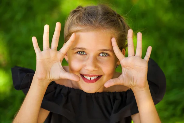 Портрет Маленькой Девочки Школьного Возраста Летний Парк Открытом Воздухе — стоковое фото