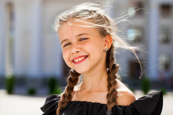 Retrato Una Niña Antes Edad Escolar Parque Verano Aire Libre —  Fotos de Stock