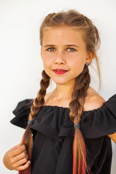 Portræt Lille Pige Sort Bluse Med Bare Skuldre - Stock-foto