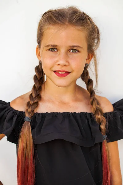 Portræt Lille Pige Sort Bluse Med Bare Skuldre - Stock-foto