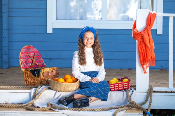Egy Kislány Portréja Egy Kosár Narancssárgával — Stock Fotó