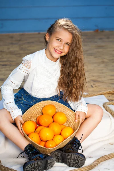 Retrato Joven Hermosa Chica Morena Con Cesta Naranjas Frescas —  Fotos de Stock