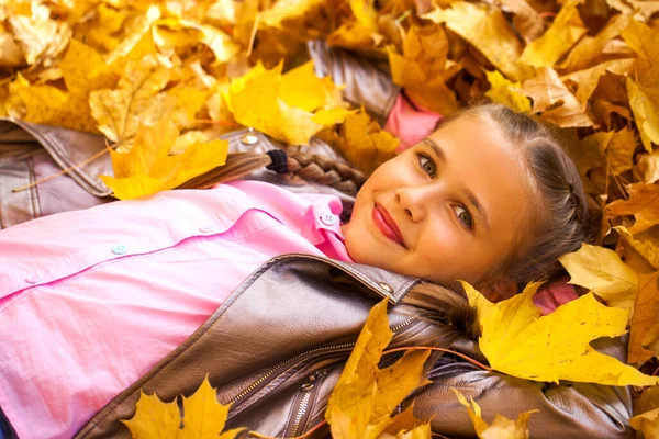 Vacker Liten Flicka Ligger Höst Löv — Stockfoto