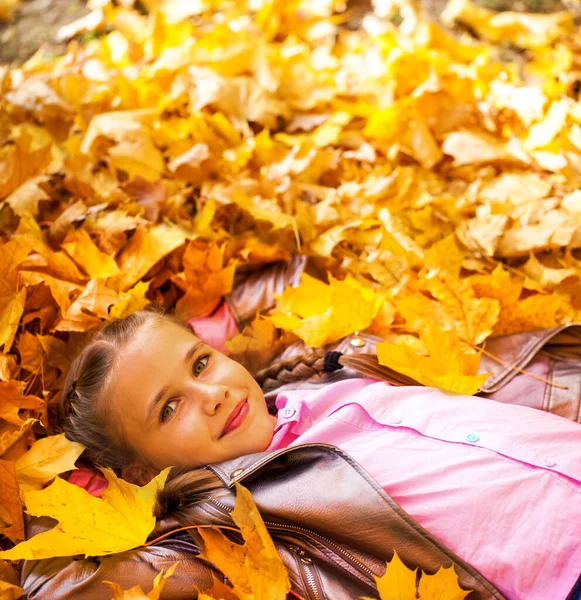 Beautiful Little Girl Lies Autumn Foliage — Stock Photo, Image