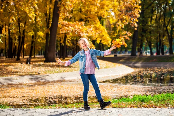Sonbahar Parkındaki Genç Bir Kızın Portresi — Stok fotoğraf