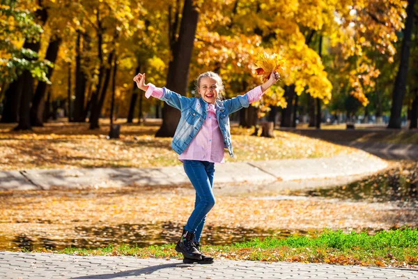 Egy Fiatal Lány Portréja Egy Őszi Parkban — Stock Fotó