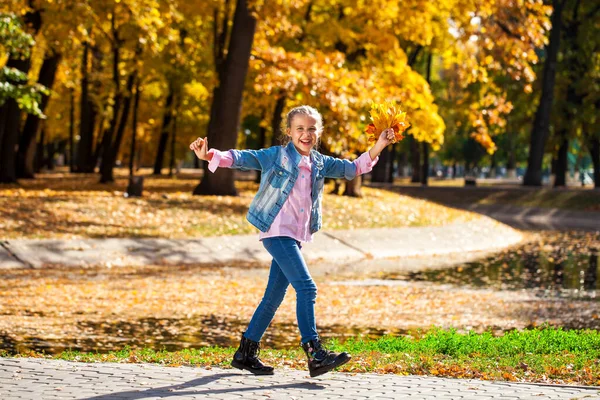 Porträt Eines Jungen Mädchens Einem Herbstlichen Park — Stockfoto