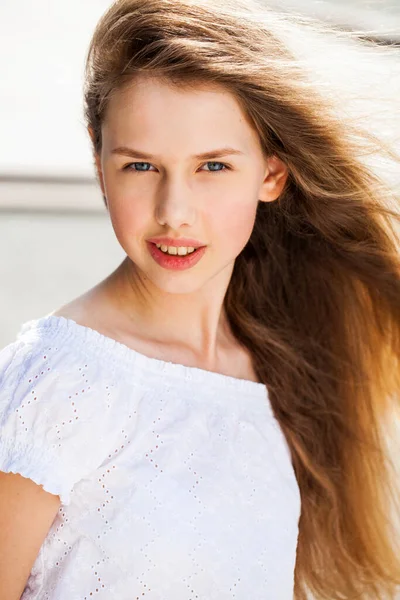 Close Portrait Young Beautiful Brunette Woman Summer Park — Stock Photo, Image