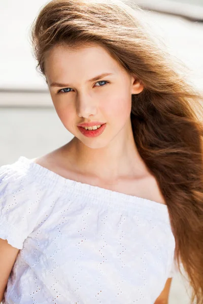 Close Portrait Young Beautiful Brunette Woman Summer Park — Stock Photo, Image