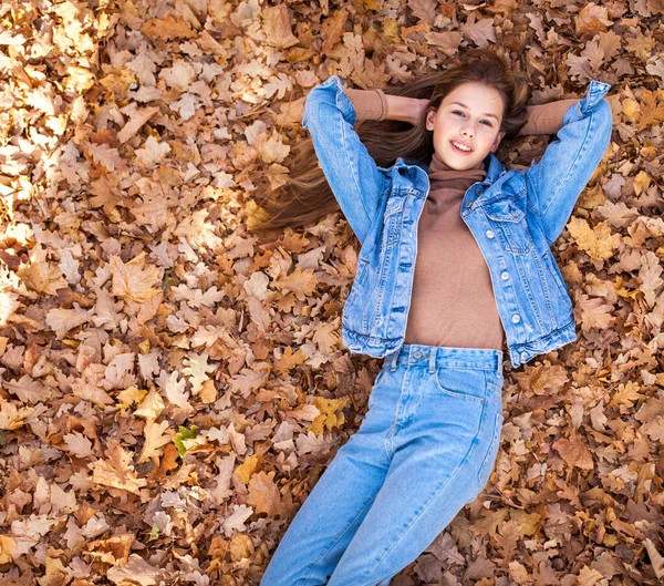 Vue Dessus Portrait Une Belle Jeune Fille Sur Fond Feuilles — Photo