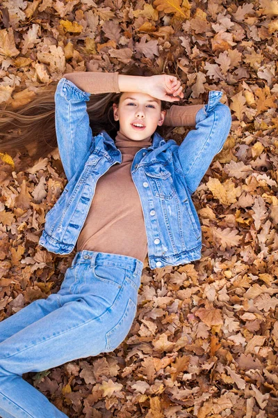 Vue Dessus Portrait Une Belle Jeune Fille Sur Fond Feuilles — Photo