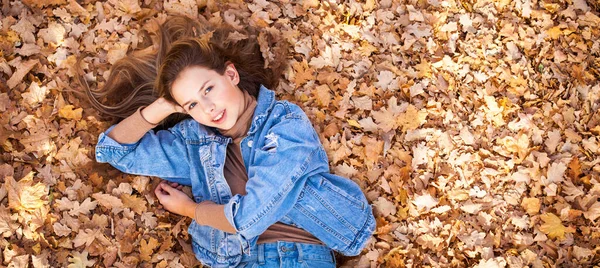 Horní Pohled Portrét Krásné Mladé Dívky Pozadí Podzimní Žluté Listy — Stock fotografie