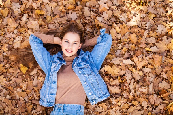 Top View Portrait Beautiful Young Girl Background Autumn Yellow Leaves — Stock Photo, Image