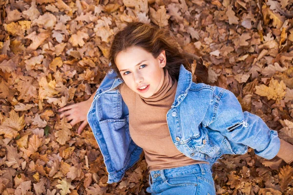 Top View Portrait Beautiful Young Girl Background Autumn Yellow Leaves — Stock Photo, Image