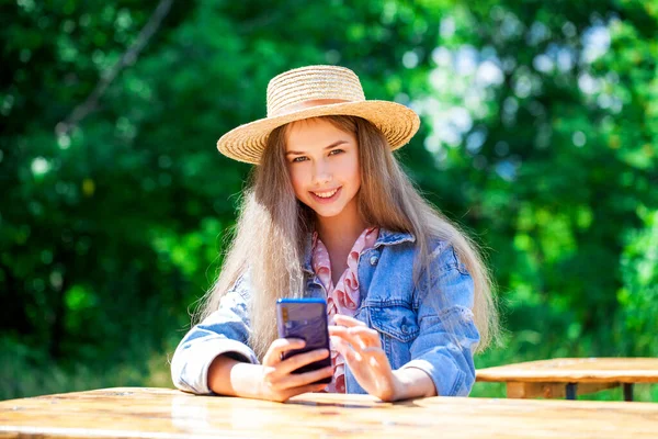 Portret Młodej Dziewczyny Słomkowym Kapeluszu — Zdjęcie stockowe