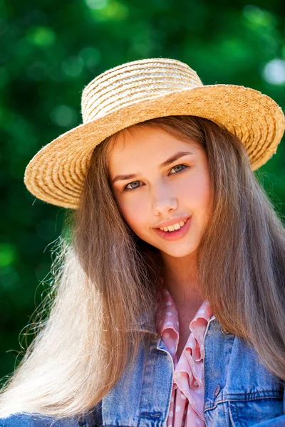 Porträt Eines Jungen Mädchens Mit Strohhut — Stockfoto