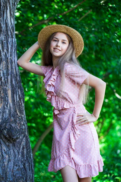 Retrato Una Joven Hermosa Vestido Verano Posando Sombra Roble — Foto de Stock