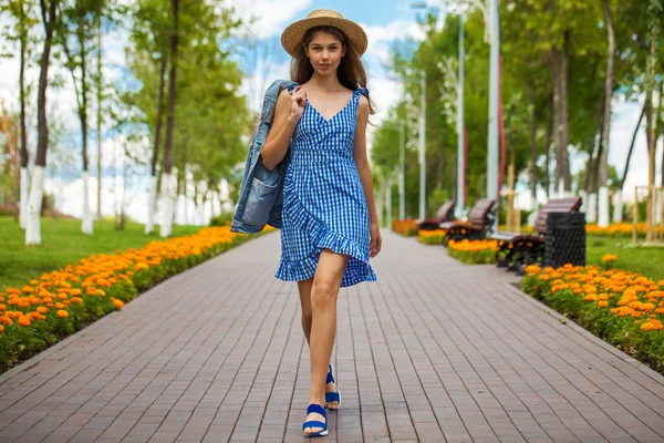 Ganzkörperporträt Einer Jungen Blonden Frau Blauem Kleid Die Sommerpark Spaziert — Stockfoto