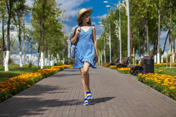 全身肖像画の若いですブロンド女性で青ドレス歩行で夏公園 — ストック写真