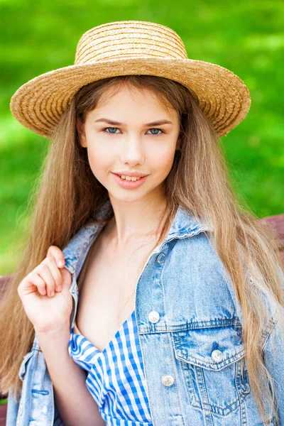 Retrato Una Joven Con Sombrero Paja — Foto de Stock