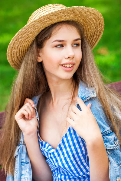 Retrato Una Joven Con Sombrero Paja — Foto de Stock