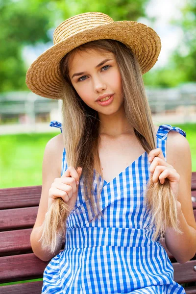 Retrato Una Joven Con Sombrero Paja — Foto de Stock