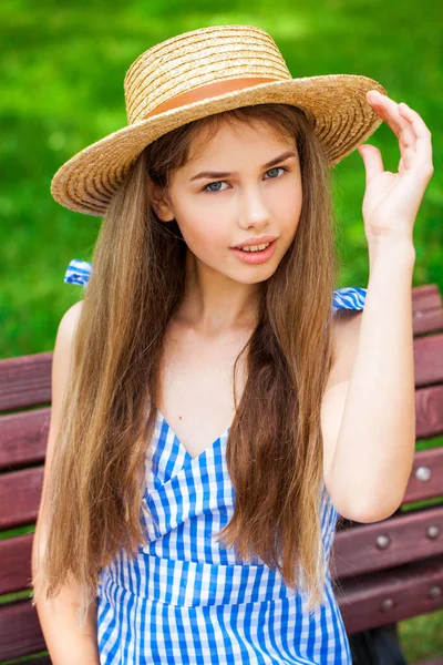 Ritratto Una Giovane Ragazza Con Cappello Paglia — Foto Stock