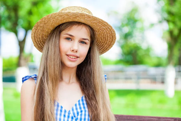 Close Portret Młodej Pięknej Blondynki Parku Letnim — Zdjęcie stockowe