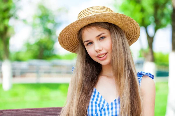 Detail Portrét Mladé Krásné Blondýny Letním Parku — Stock fotografie