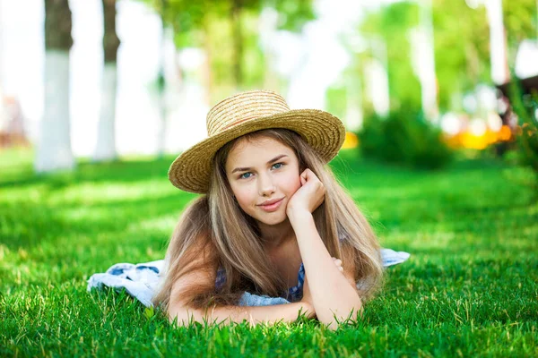 Close Portret Młodej Dziewczyny Leżącej Zielonej Trawie Letni Park Świeżym — Zdjęcie stockowe
