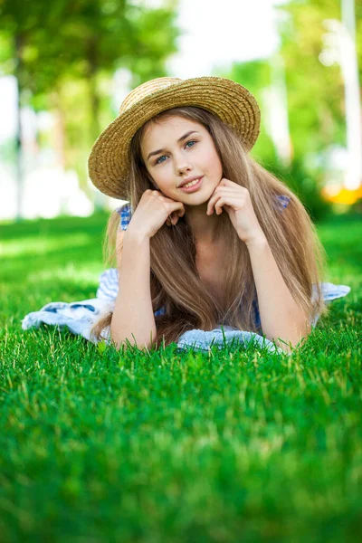 Крупним Планом Портрет Молодої Дівчини Лежить Зеленій Траві Літній Парк — стокове фото