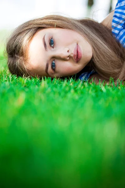 Gros Plan Portrait Une Jeune Fille Allongée Sur Herbe Verte — Photo