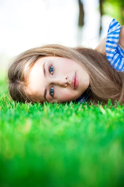 Gros Plan Portrait Une Jeune Fille Allongée Sur Herbe Verte — Photo