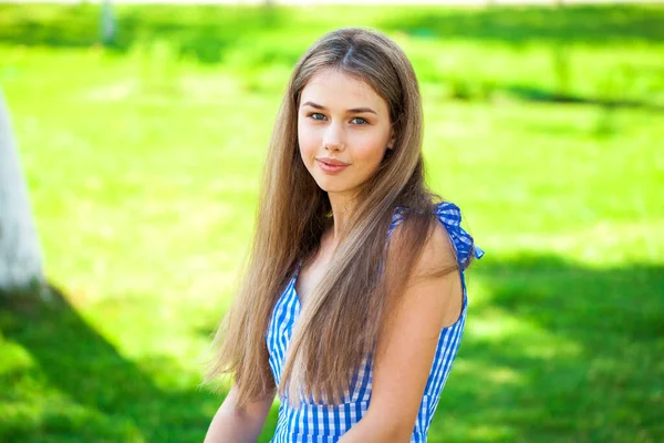 Close Portret Van Een Jonge Mooie Blonde Vrouw Zomer Park — Stockfoto