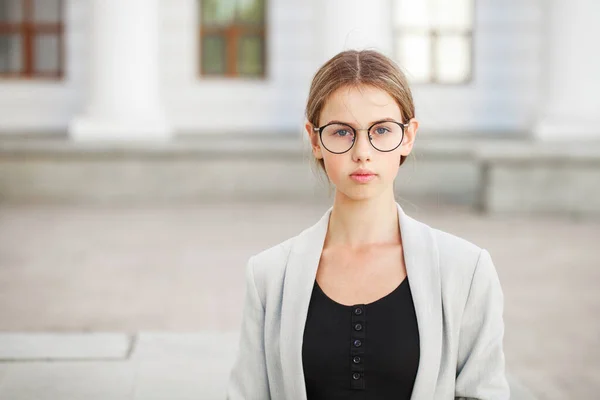 Portret Van Een Jong Mooi Meisje Een Zakelijke Stijl — Stockfoto