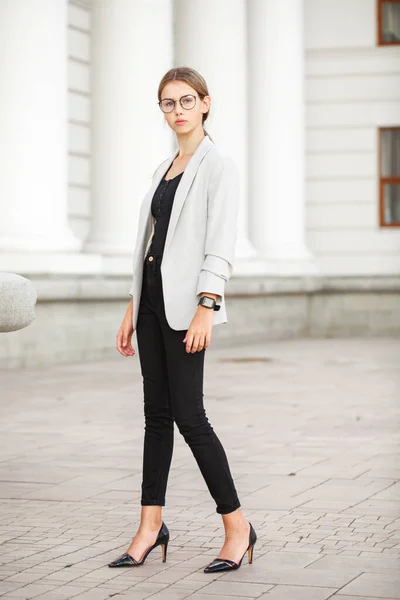 Retrato Larga Duración Una Joven Hermosa Niña Una Chaqueta Gris — Foto de Stock