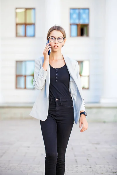 Portrét Mladého Asistenta Bílé Blůze Telefonující Ulici — Stock fotografie