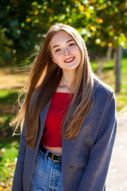 Gri paltolu güzel sarışın bir kadının portresini yakından çek.