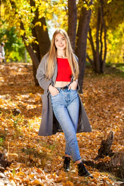 Retrato Cuerpo Completo Una Joven Hermosa Mujer Rubia Con Abrigo —  Fotos de Stock