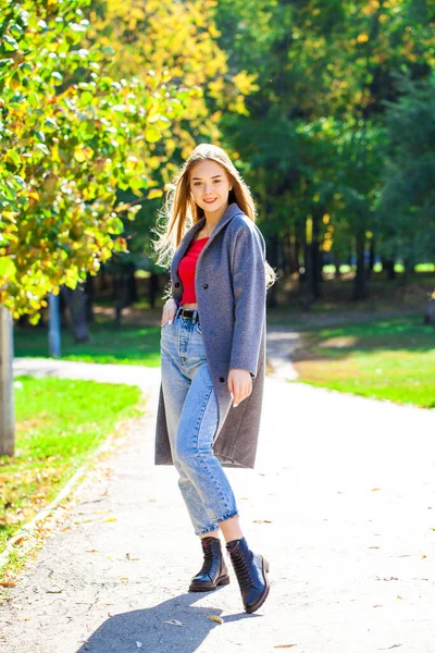 Ganzkörperporträt Einer Jungen Schönen Blonden Frau Grauem Mantel Und Blauer — Stockfoto